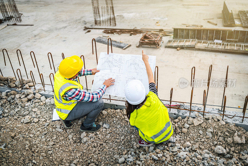 投资者和承建商在建筑工地的库存照片。建筑/建筑行业概念。